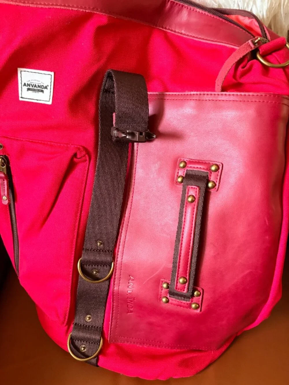Använda Bag- NWT Convertible Backpack Bag -Red Canvas with Brown Leather